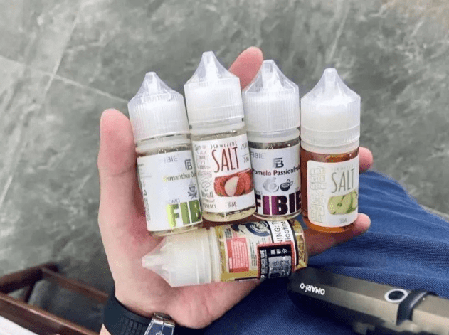 手持多款不同口味的 30ml 尼古丁鹽煙油實拍圖，用於展示 3% 與 5% 濃度的感官效率對比實驗。