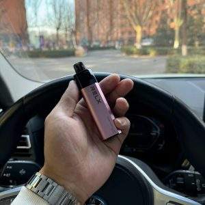 手持 RELX 8000 口一次性電子煙在車內場景之實拍展示，呈現便攜與質感